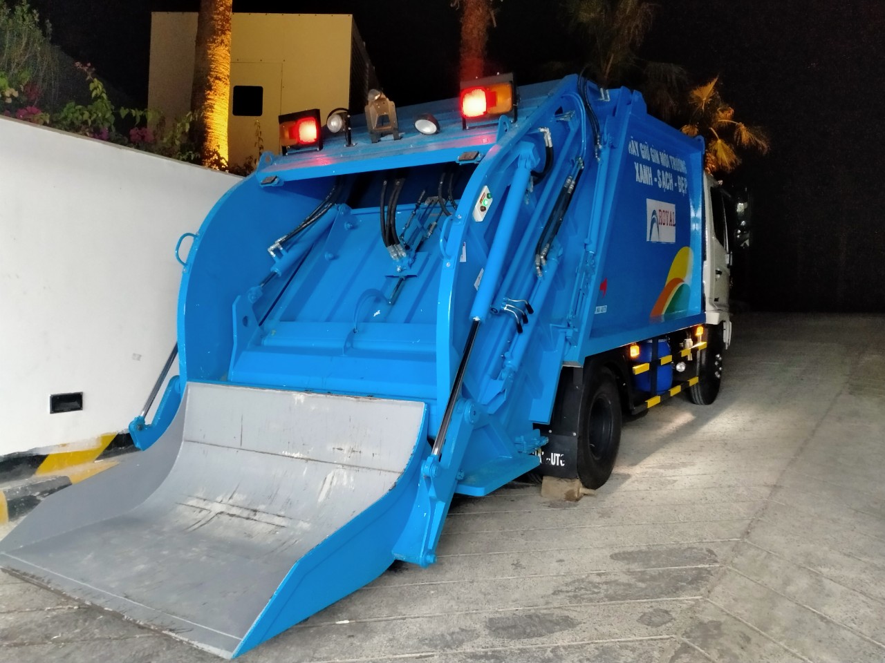 Load garbage by scoop chute type