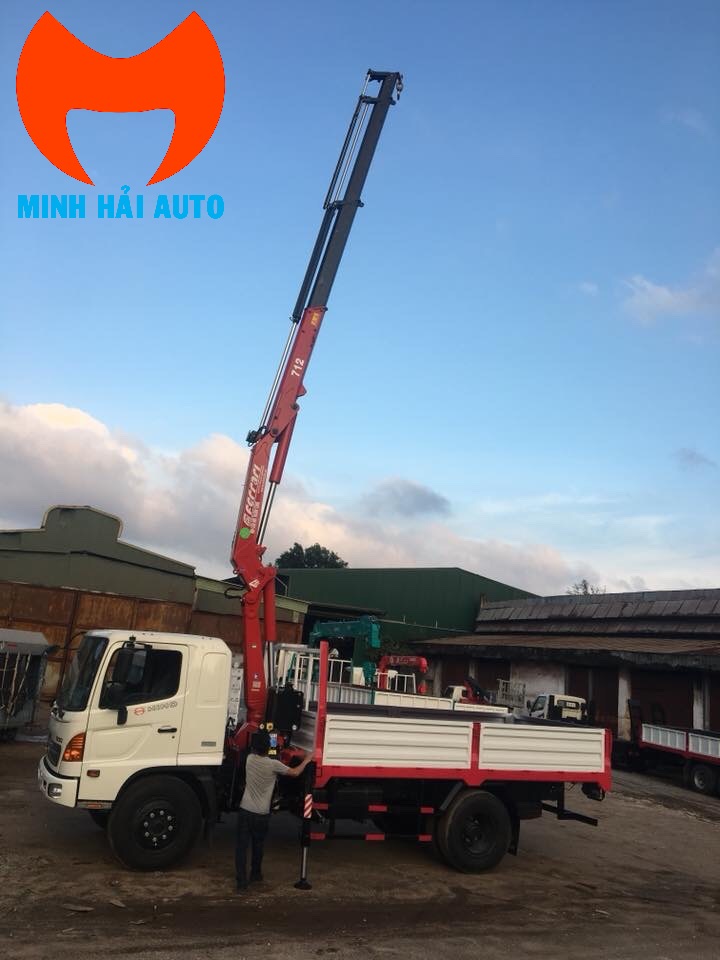 Xe tai gan cau tu hanh Hino- Ferrari