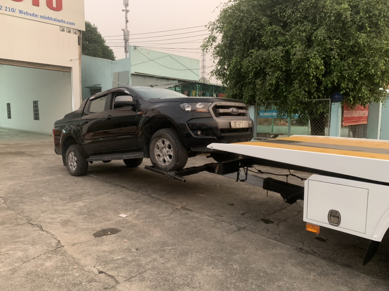 Flatbed wheel lift tow truck: high safety devices