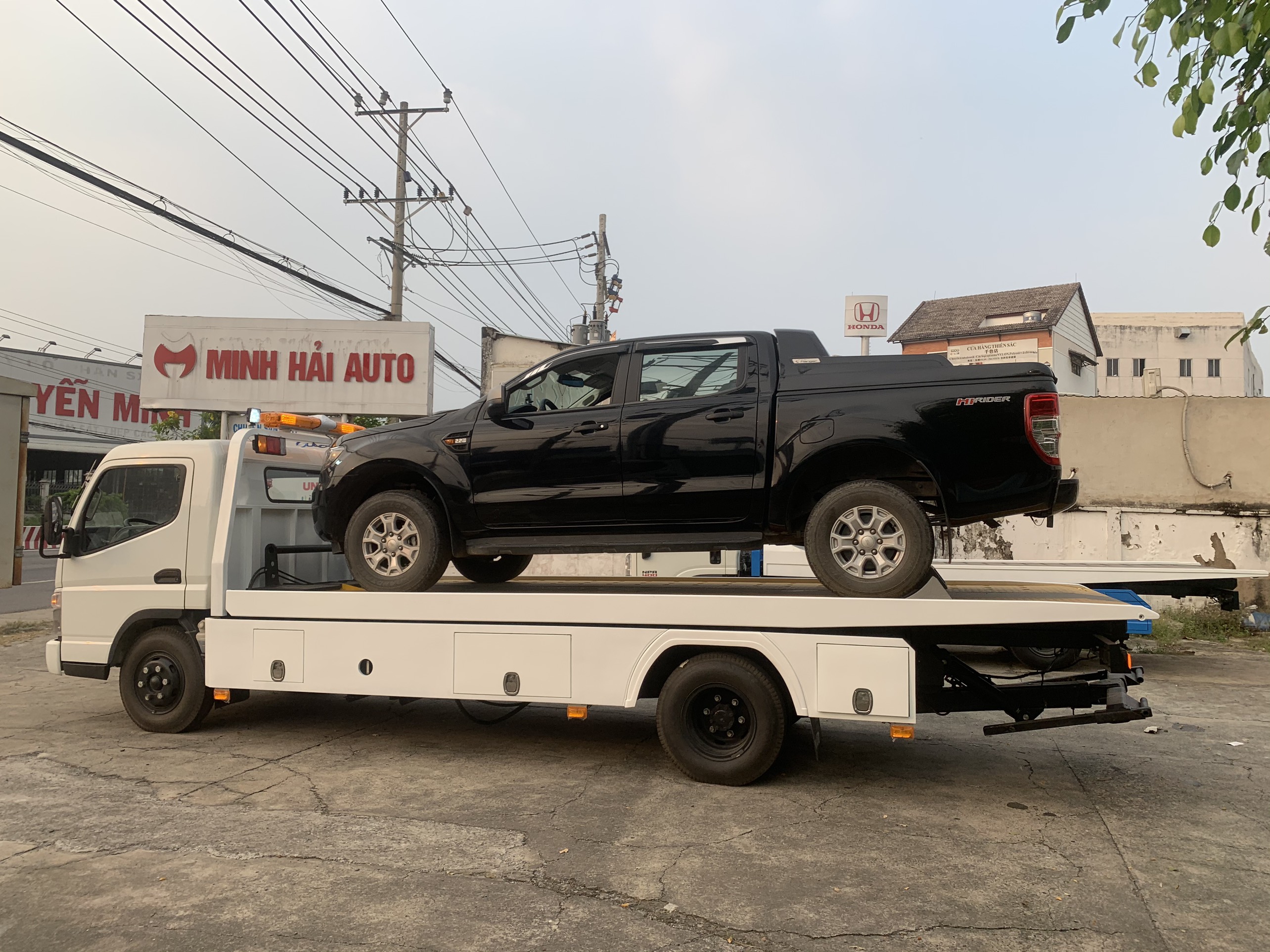 Flatbed wheel lift tow truck: full warranty