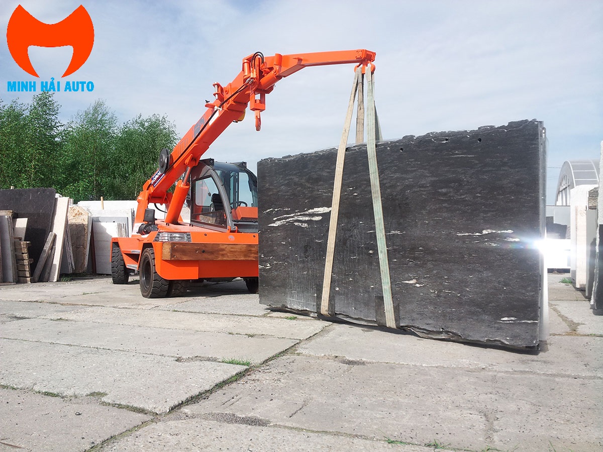 Xe nâng xếp đá phiến vào container Châu Âu
