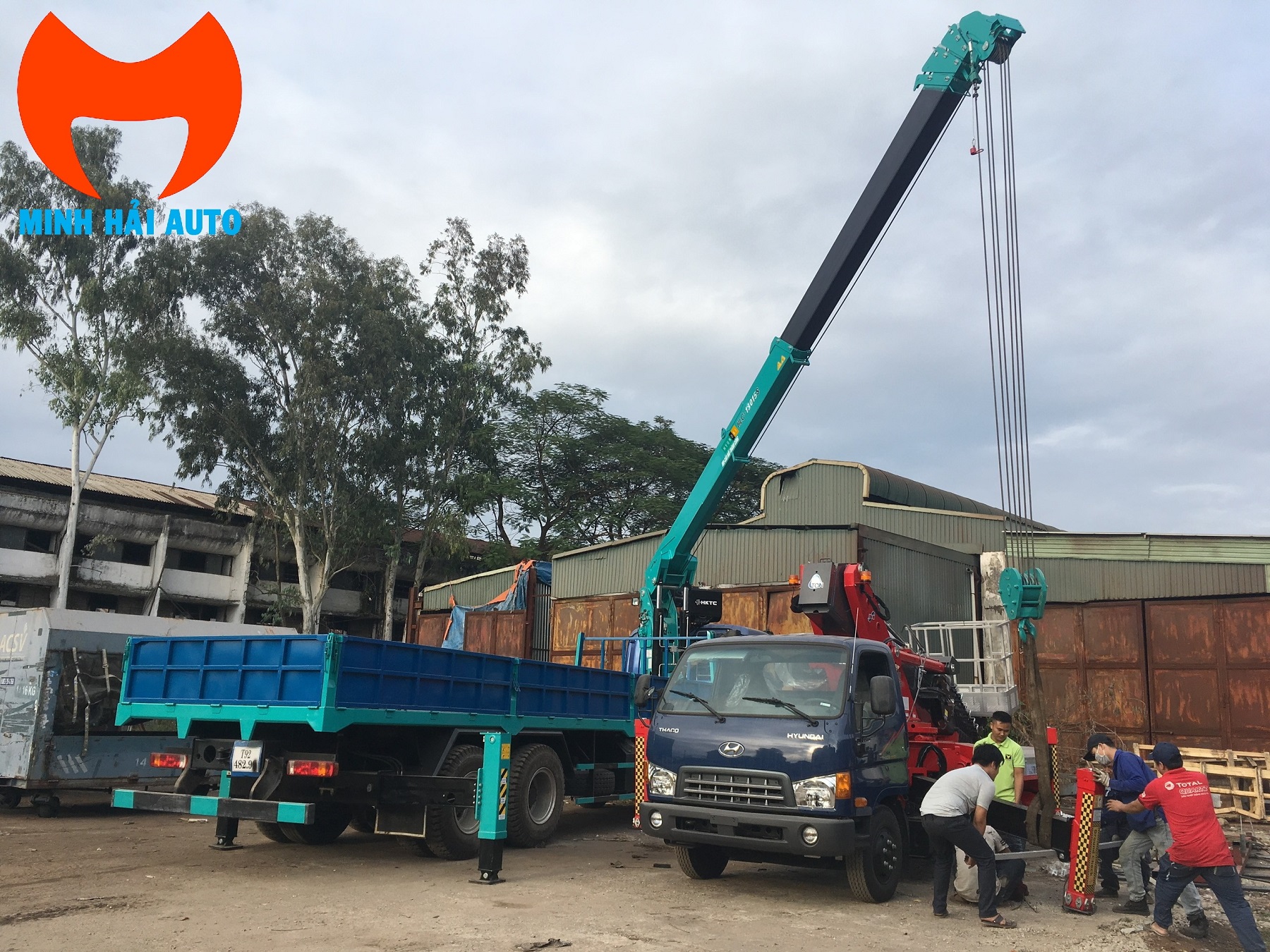 Thaco Auman 8x4 gắn cẩu tự hành 14 tấn Hyundai Everdigm