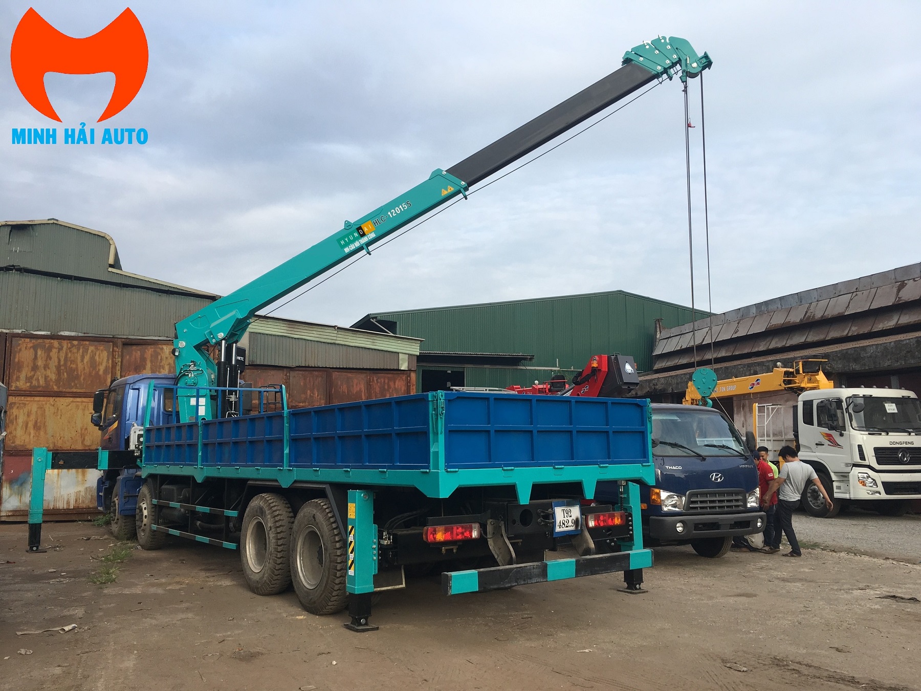 Xe tải Auman gắn cẩu tự hành 12 tấn Hyundai- 2