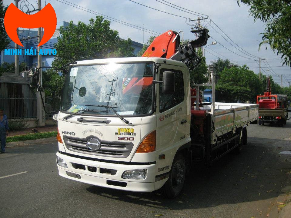 Xe tai Hino gan cau gap khuc robot Palfinger