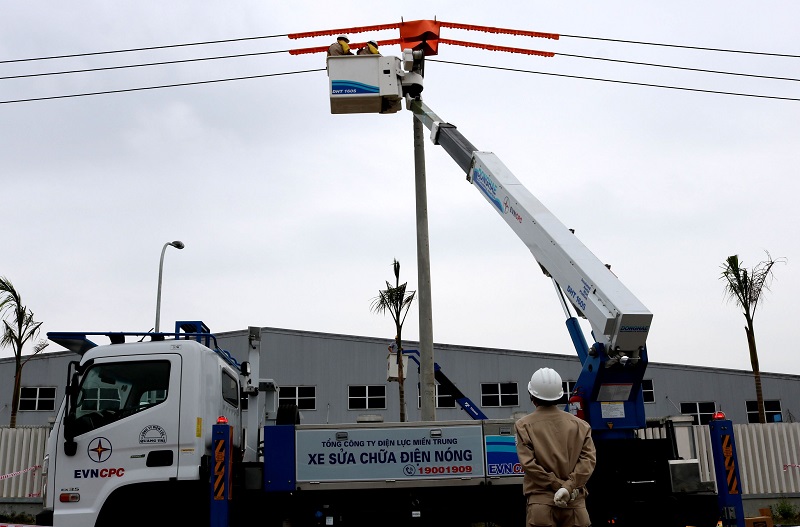 Xe nâng người sửa chữa điện nóng