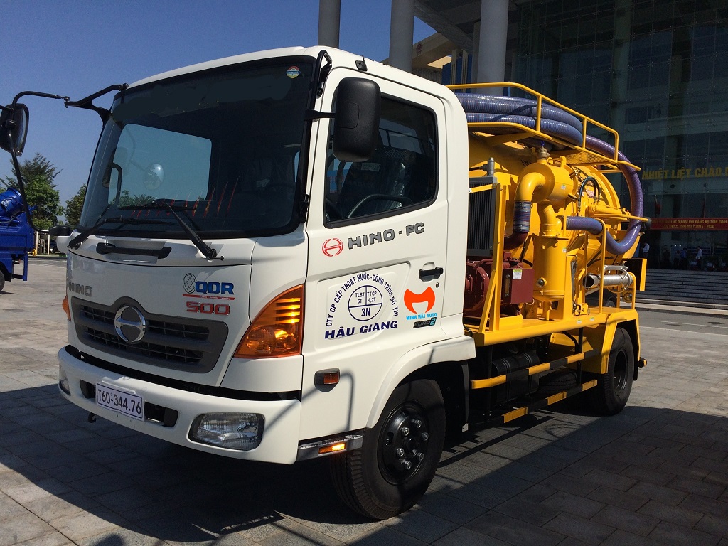 Sewage vacuum truck for chemical waste