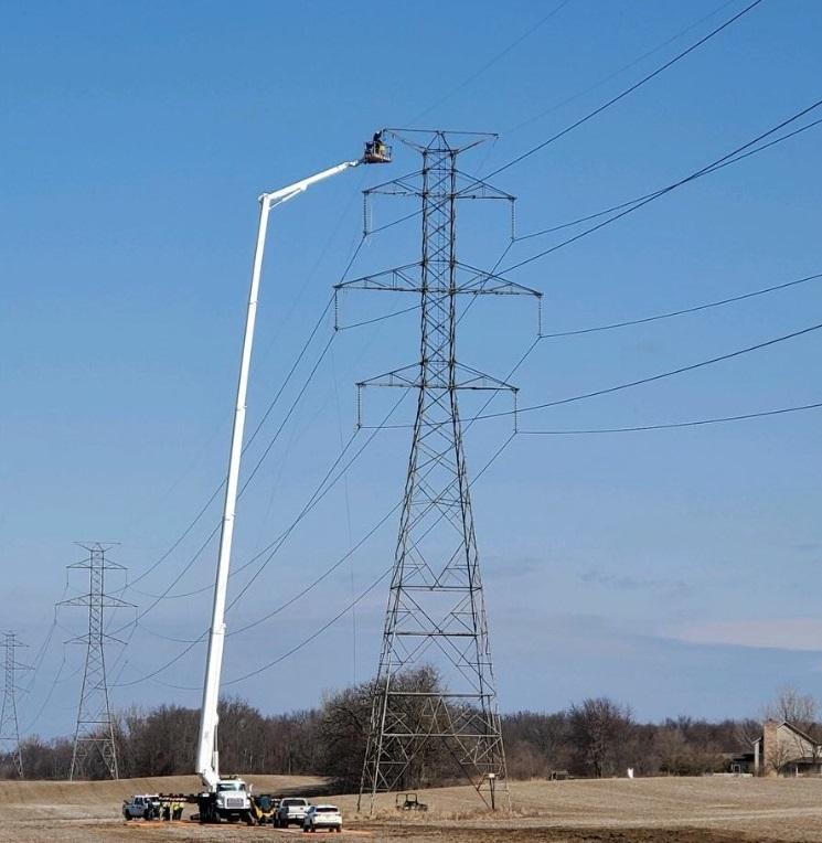 Xe nâng người 65m sửa chữa điện nóng 500kV