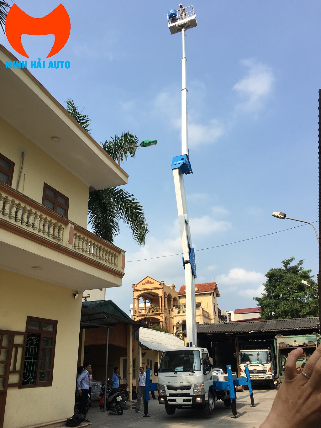 Xe nang nguoi lam viec tren cao 30m