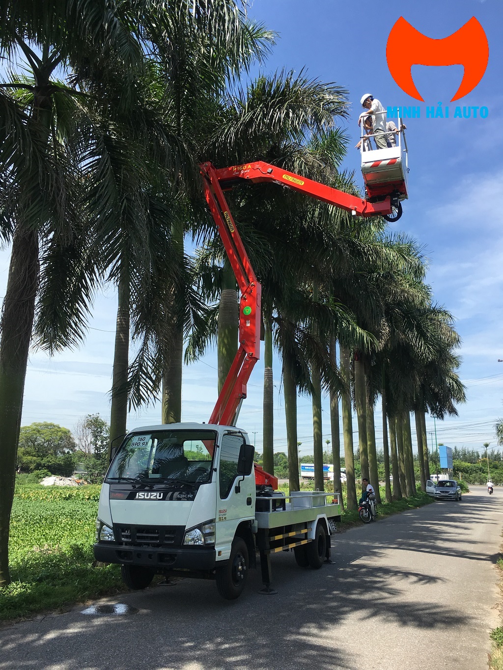 Xe ô tô nâng người cắt tỉa cây xanh