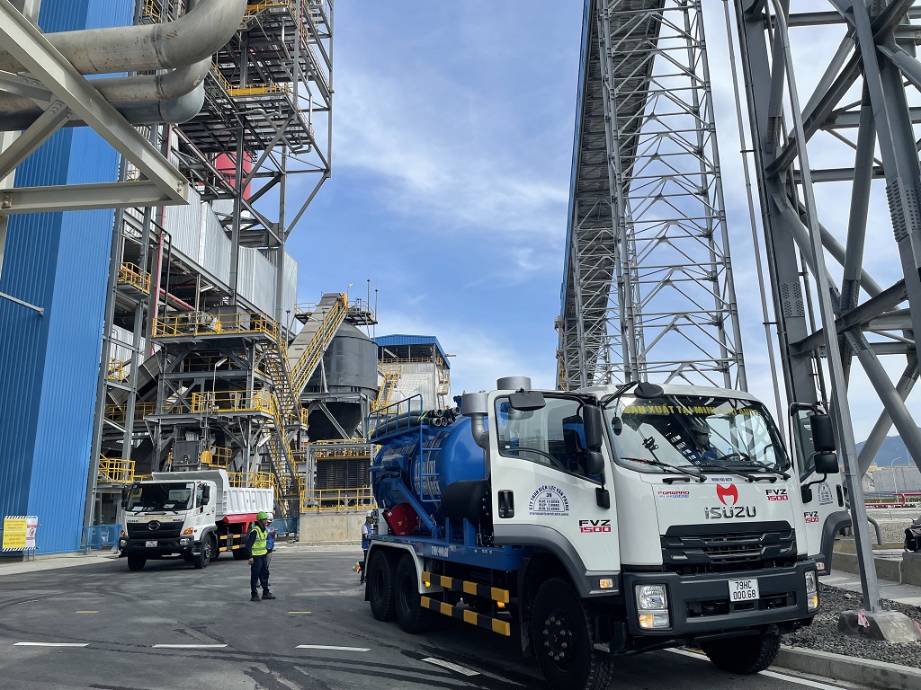 Vacuum truck collects fly ash in thermal power plant