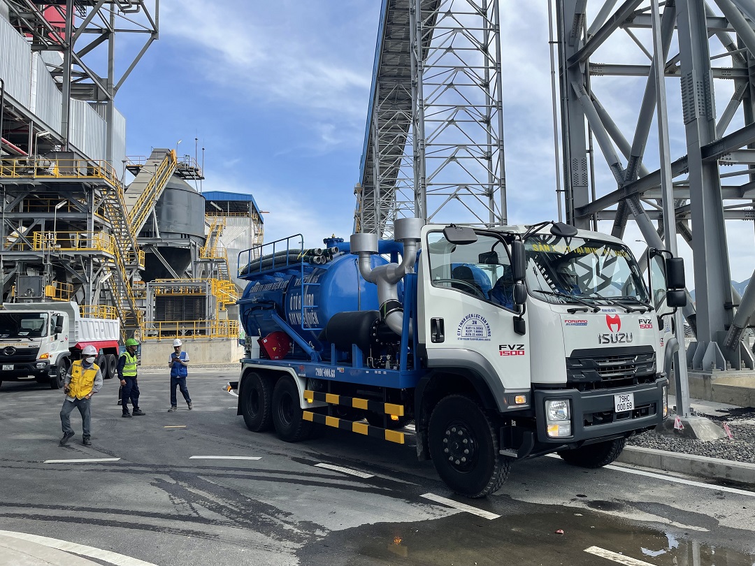 Vacuum truck for dust: collect fly coal ashes in the thermal power plant