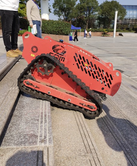 Di chuyển bánh xích, vượt dốc ấn tượng