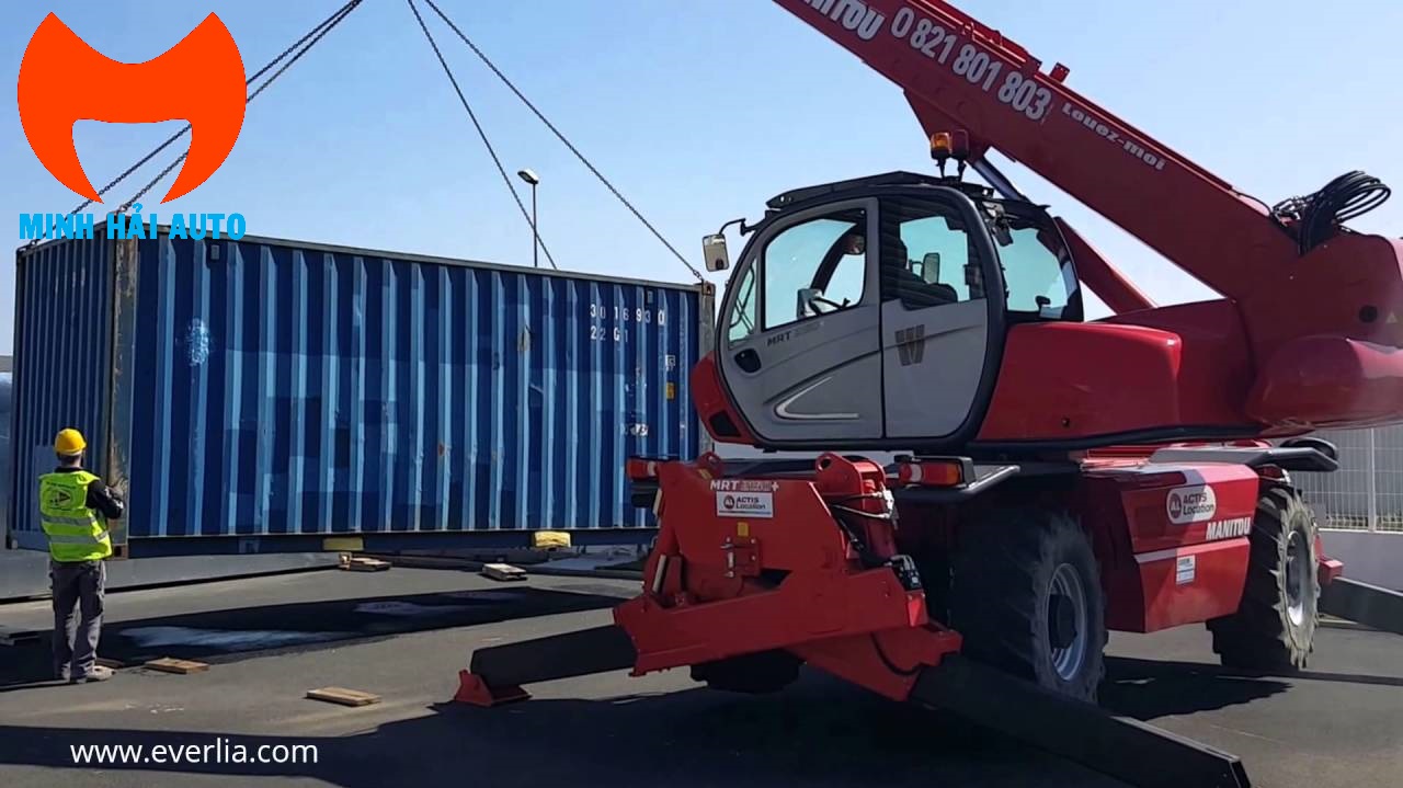 Xe nâng rút container có chức năng cần cẩu