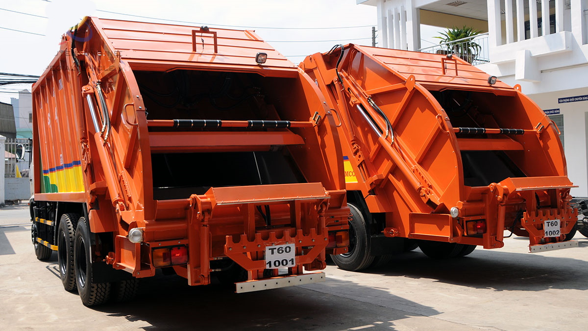 Load garbage by grap bins