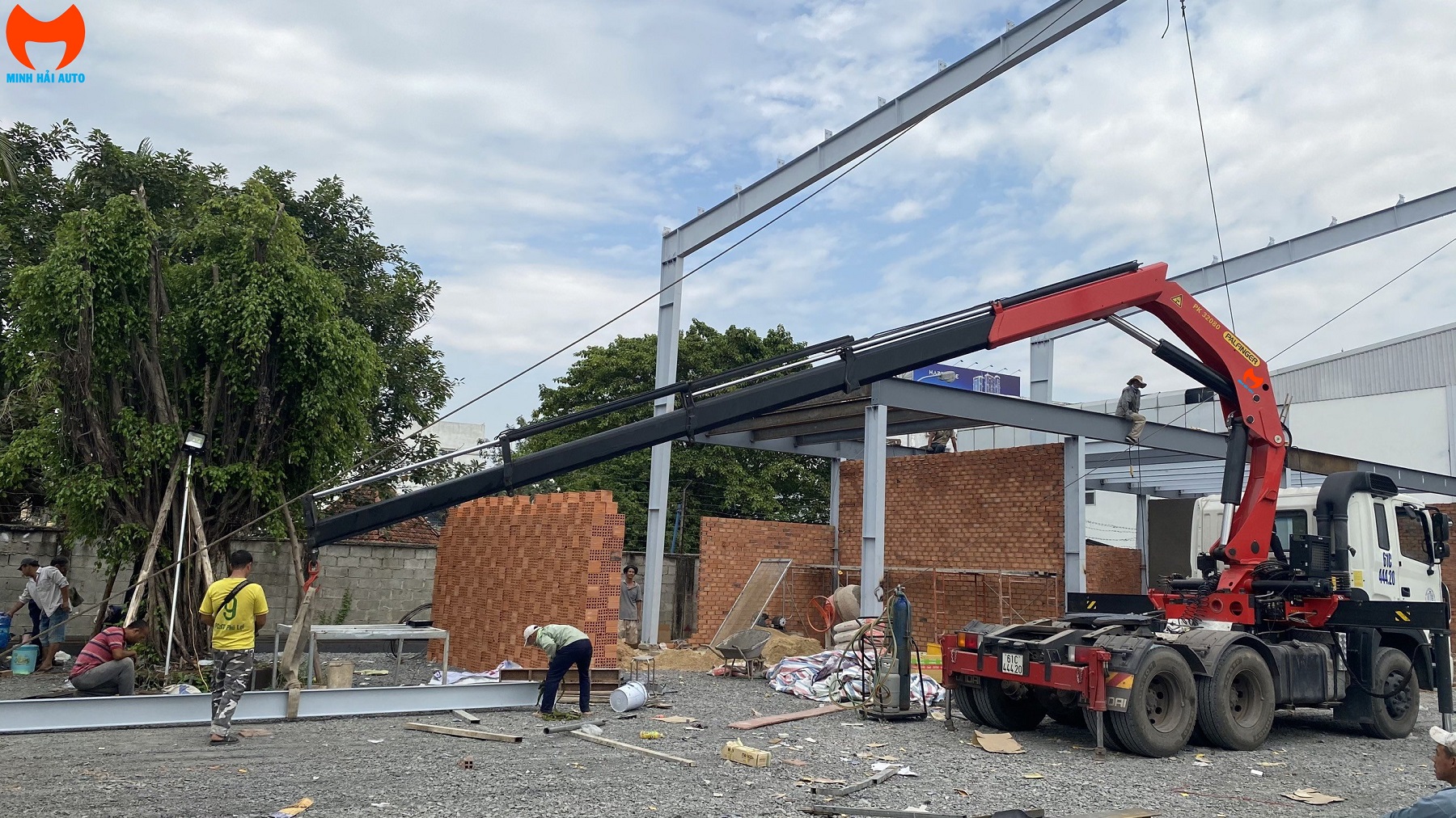 Xe tải gắn cẩu PK 32080 phục vụ xây lắp công trình