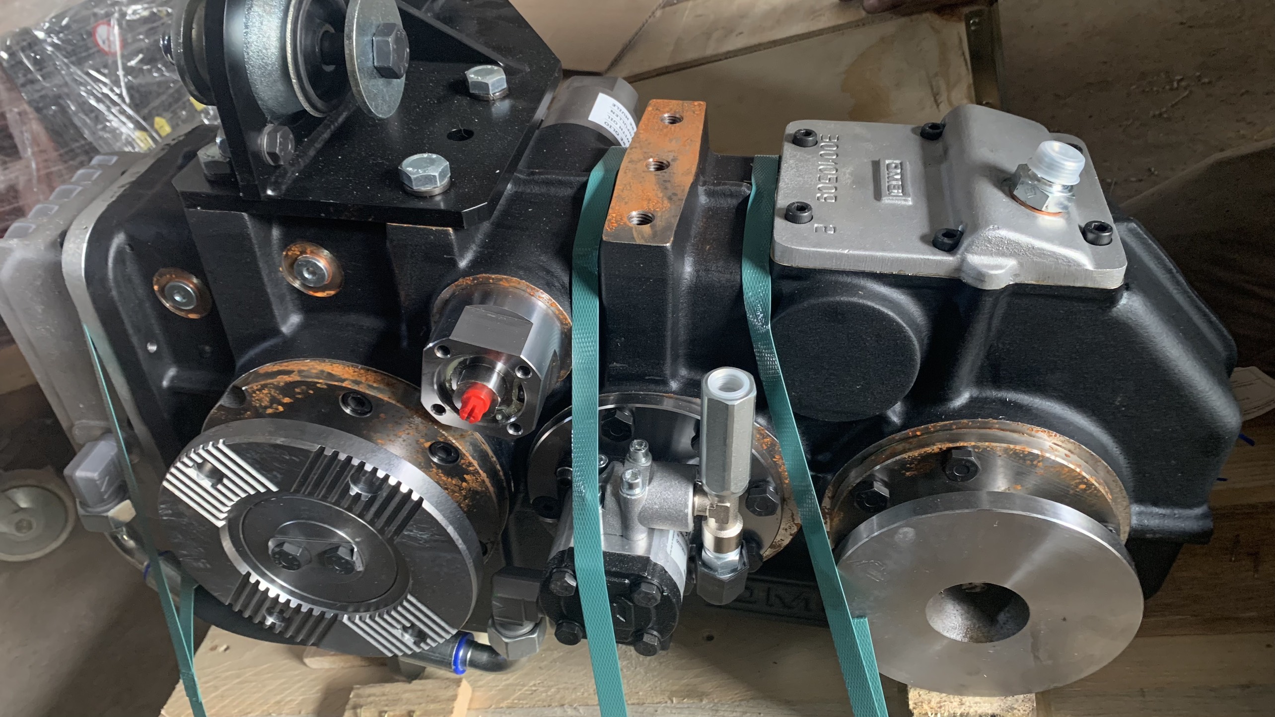 Power take off to drive the high pressure vacuum pump