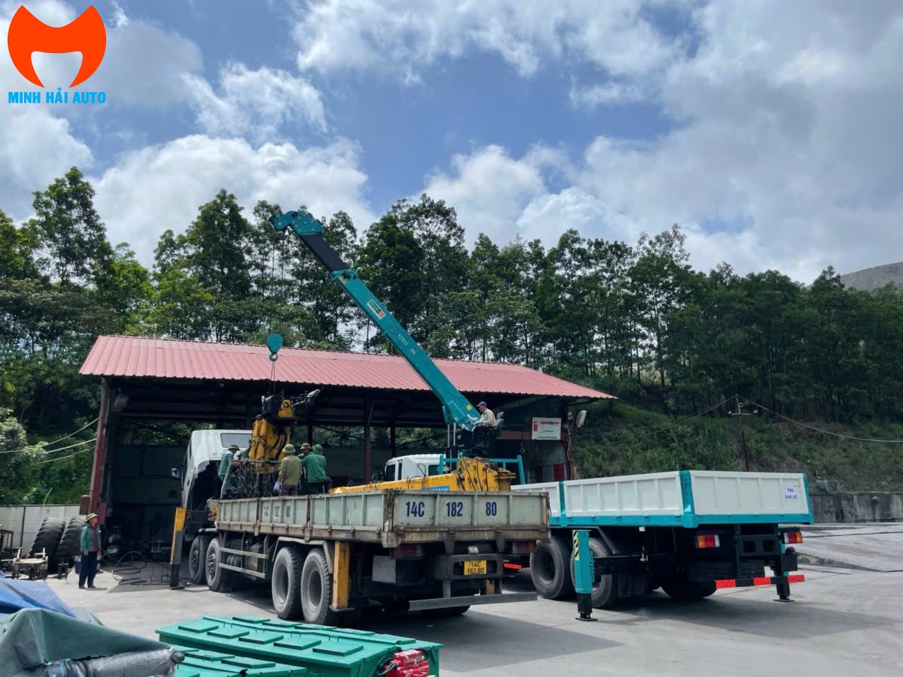 Xe cẩu gắn cẩu tự hành 12 tấn- giải pháp cho thiết bị nâng và vận tải