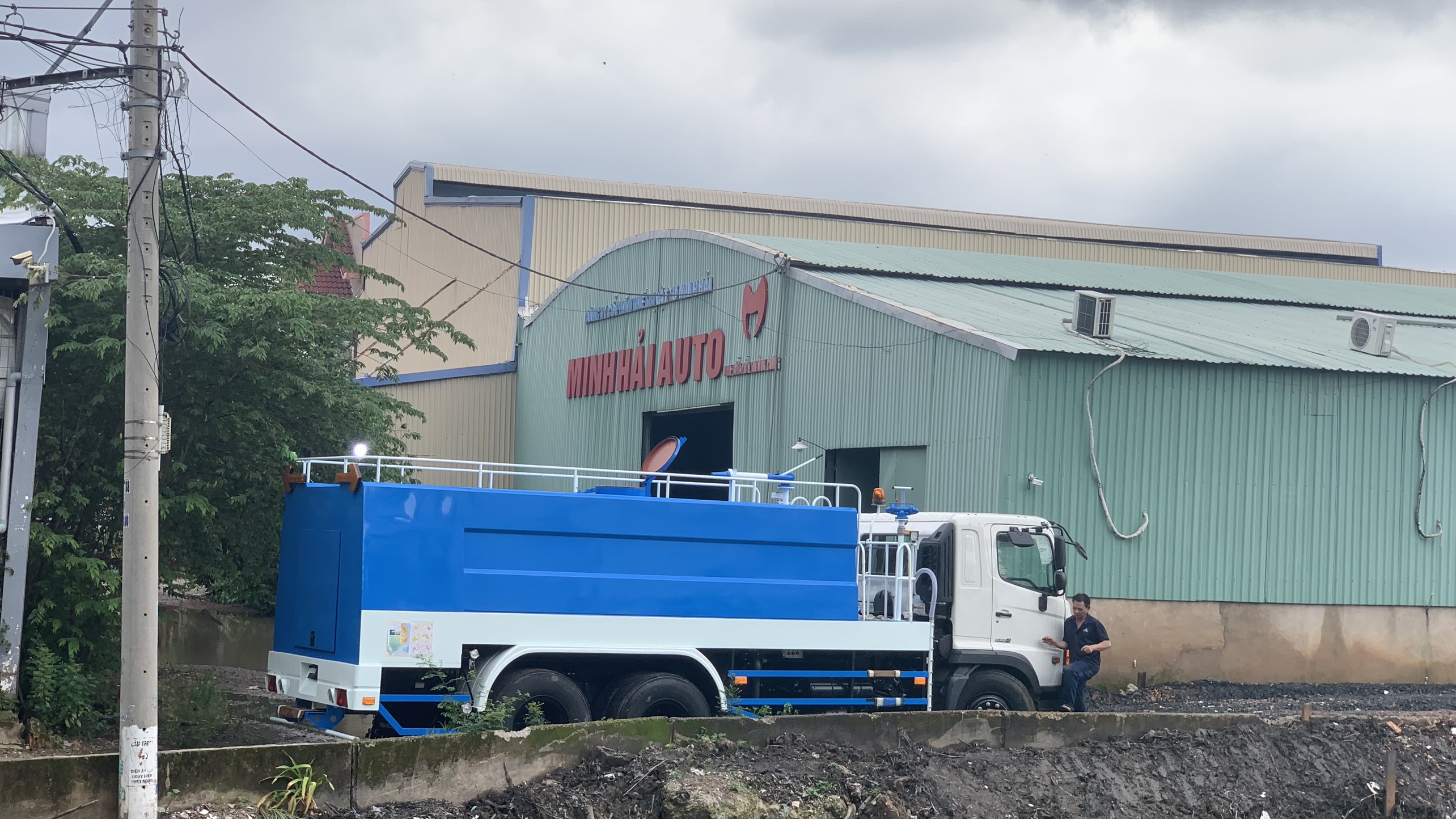 Washing trucks: treet washing, tree watering