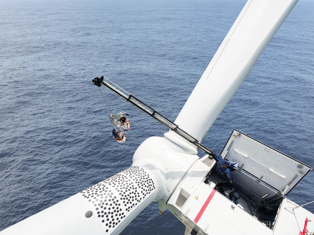 Cẩu gấp khúc robot lắp điện gió ngoài khơi