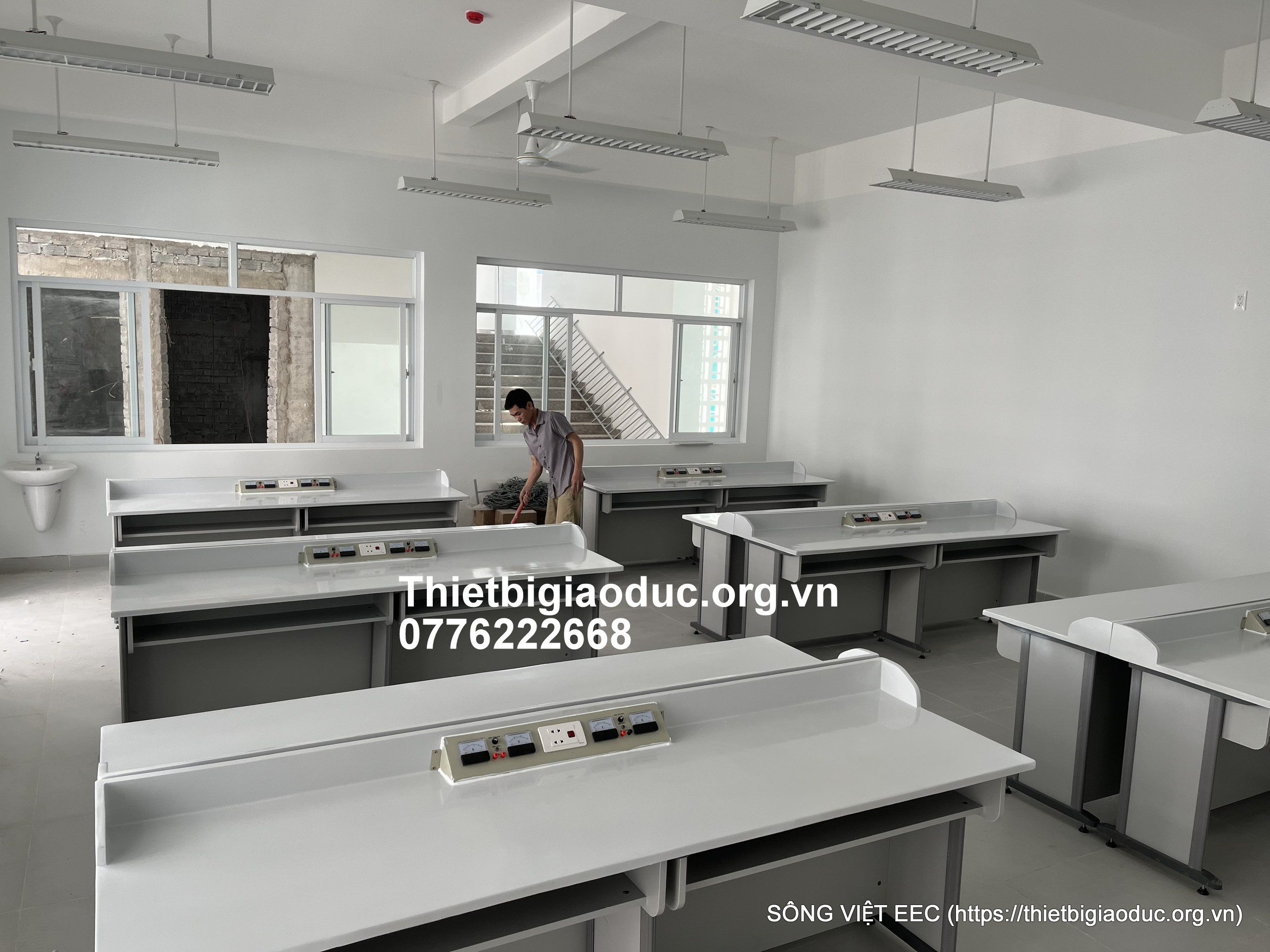 Bàn thí nghiệm lý công nghệ chân nhựa