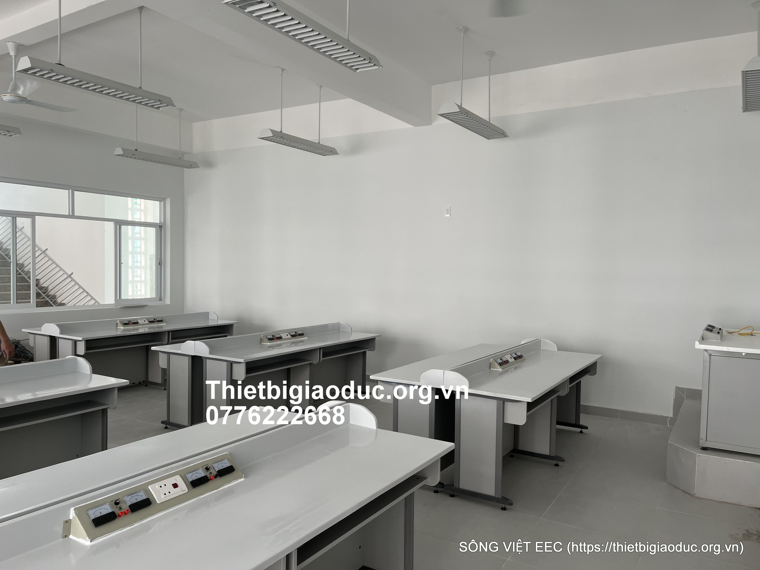 Bàn thí nghiệm lý công nghệ chân nhựa