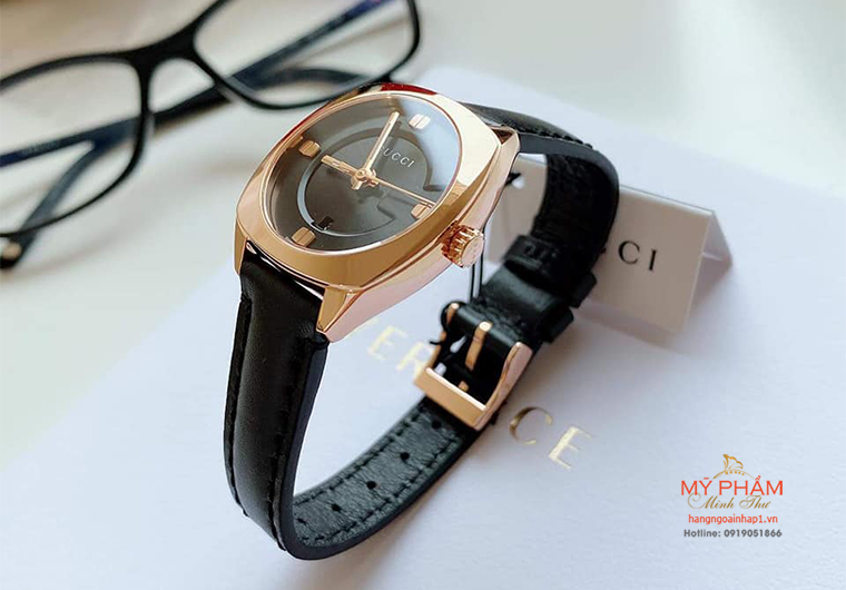Đồng hồ nữ Gucci YA142509 GG2570 Black Dial Leather Ladies Watch là món quà cho những cô nàng cá tính. Mặt số với biểu tượng chữ “G” gợi nhớ chữ cái đầu trong tên của nhà sáng lập Guccio Gucci. Vỏ bằng thép không gỉ phủ PVD vàng hồng sành điệu thời trang