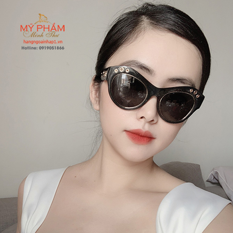 Kính râm Versace VE 4320 Sunglasses – Ý màu đen, sang chảnh và sành điệu. Form kính ôm trọn mắt giúp chống nắng chống bụi. ✦ Độ rộng tròng/cầu kính/chiều dài gọng: 54/20/140mm ✦ Mắt kính: Màu xám, dáng mắt mèo, thủy tinh chống xước, lọc 100% tia UV