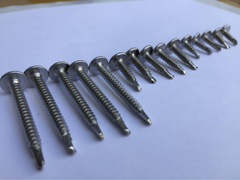 thi công ốc vít tự khoan đầu bằng