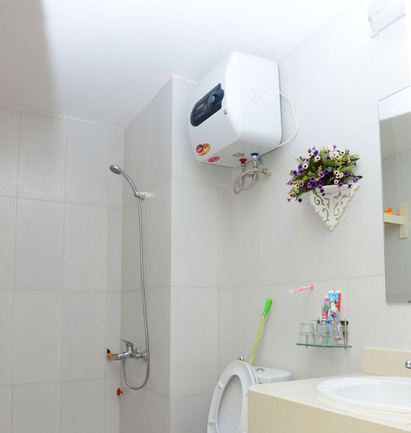 Ngắt bình nóng lạnh trước khi tắm