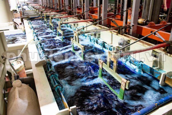 Dung dịch hóa chất xi mạ bên trong nhà máy Vũ Trụ L.A