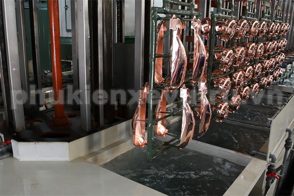 Sản phẩm được treo lên khung trước khi tiến hành nhúng xi