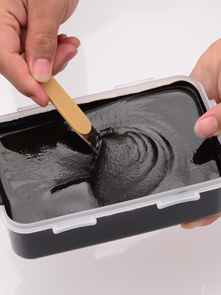 Cao đắp xương khớp được bào chế từ các dược liệu có tác dụng khu phong, tán hàn, trừ thấp, hoạt huyết, thông kinh lạc