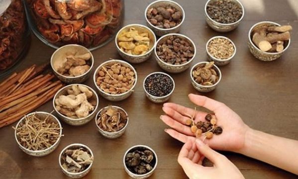 Đông y chữa người bệnh, Tây y chữa bệnh của người