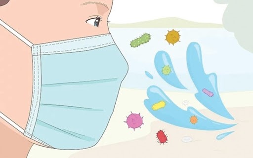 Đeo khẩu trang thường xuyên để hạn chế khói bụi sẽ giúp bạn giảm nguy cơ mắc viêm xoang