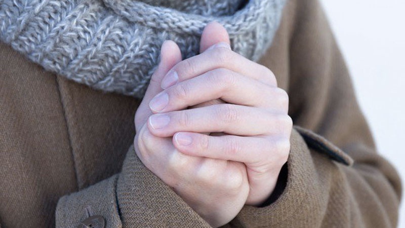 Người hàn: lạnh tay chân, sợ lạnh, thích ấm, ăn lạnh dễ đau bụng, da tái.