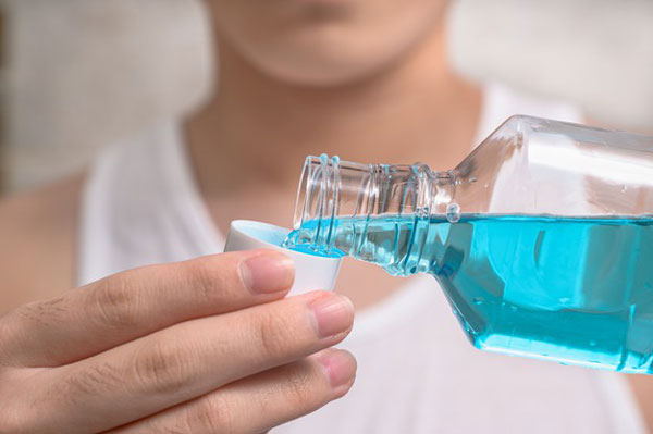 Để làm sạch răng sau khi dùng bữa, bạn có thể dùng nước súc miệng hoặc nhai kẹo cao su không đường