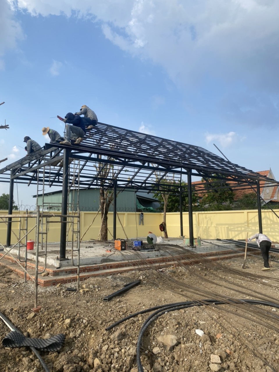 nhà chòi bằng sắt đen