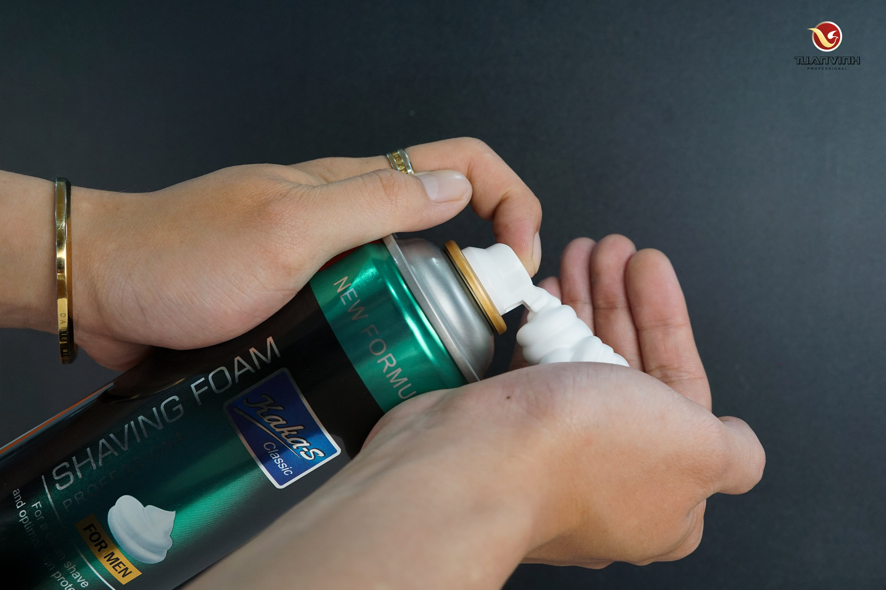 Chất bọt KaKa-S là lớp đệm tuyệt vời để cạo râu