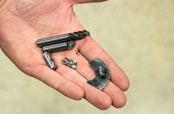 Gãy mũi dao, gãy dao ở cổ dao