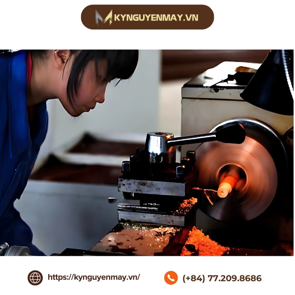 Tiến hành gia công máy tiện cơ