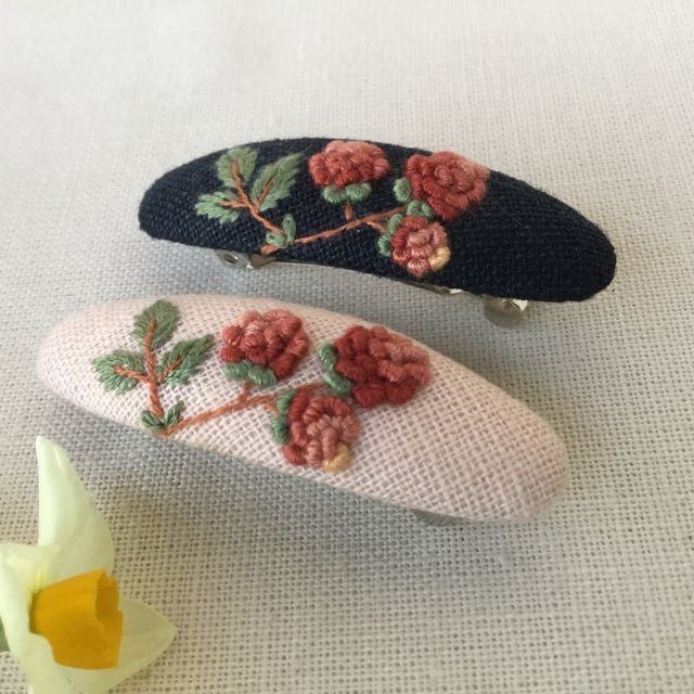 Kẹp tóc thêu hoa cho những ngày cuối hè lãng đãng