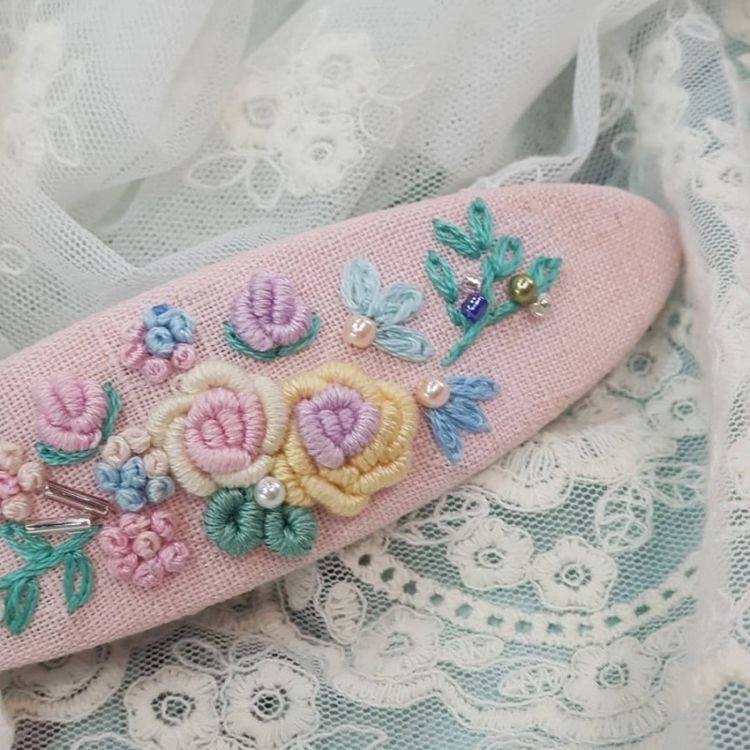 Kẹp tóc thêu hoa cho những ngày cuối hè lãng đãng