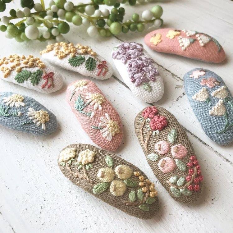 Kẹp tóc thêu hoa cho những ngày cuối hè lãng đãng
