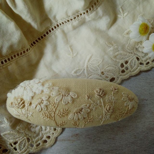 Kẹp tóc thêu hoa cho những ngày cuối hè lãng đãng