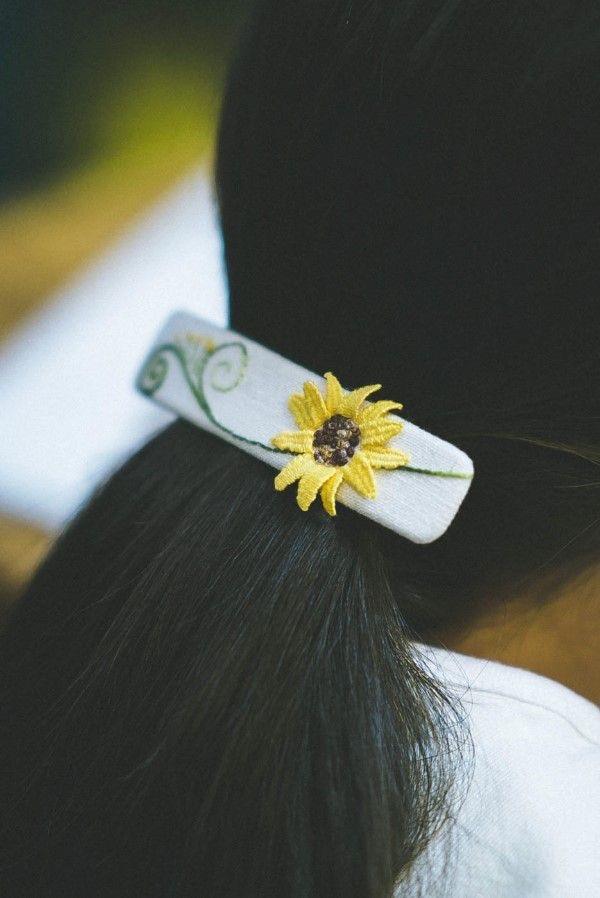 Kẹp tóc thêu hoa cho những ngày cuối hè lãng đãng