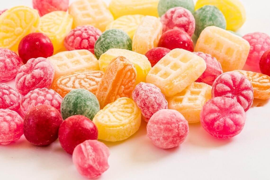 Quà Tết là bánh kẹo đem lại niềm vui rất lớn cho trẻ