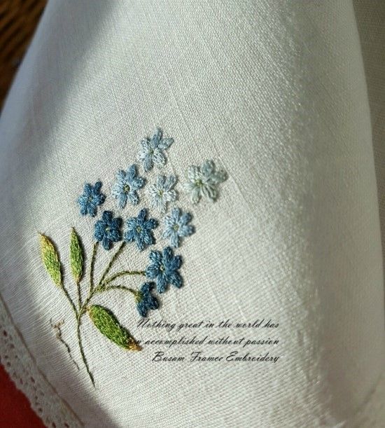 Thêu khăn tay bằng những bông hoa nhỏ