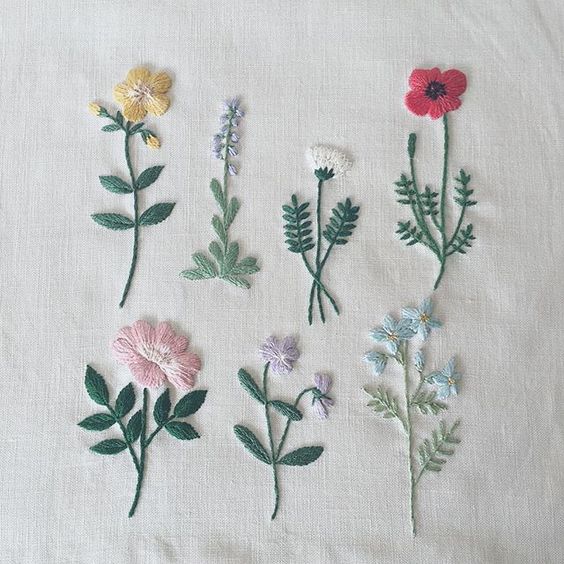 Thêu khăn tay bằng những bông hoa nhỏ