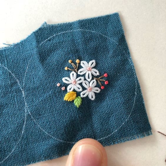 Thêu khăn tay bằng những bông hoa nhỏ
