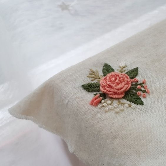 Thêu khăn tay bằng những bông hoa nhỏ